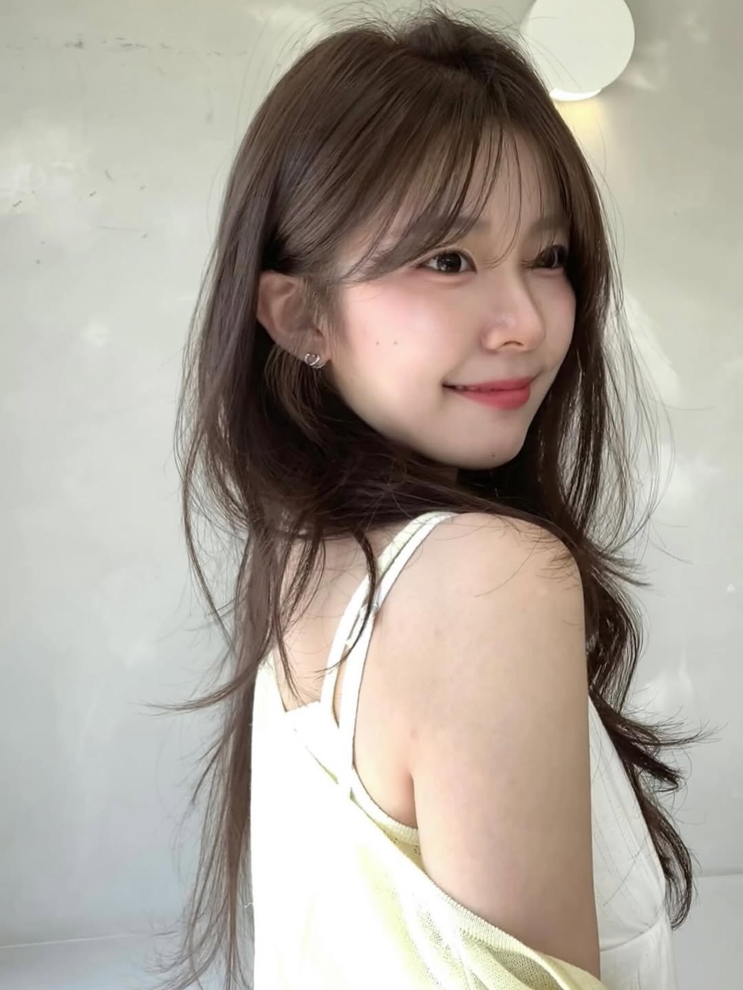 Photo by 연남동미용실 더부띠끄 윤주 |탈색없이염색 • 애쉬브라운 • 매트브라운| in 연트럴파크. May be an image of one or more people, braids, bangs, long hair, top and text.