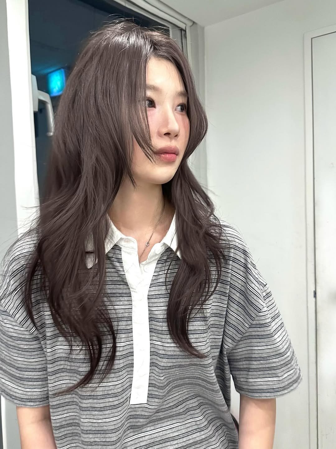 Photo by 연남동미용실 더부띠끄 윤주 |탈색없이염색 • 애쉬브라운 • 매트브라운| in 연트럴파크. May be an image of one or more people, braids, bangs, long hair, top and text.