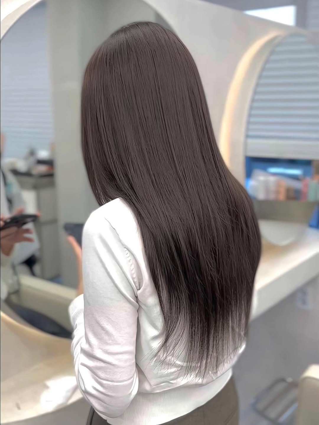 Photo by 연남동미용실 더부띠끄 윤주 |탈색없이염색 • 애쉬브라운 • 매트브라운| in 연남동. May be an image of one or more people, braids, long hair and text.