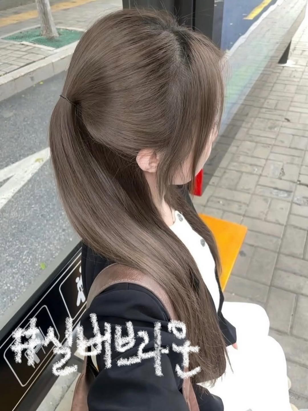 Photo by 연남동미용실 더부띠끄 윤주 |탈색없이염색 • 애쉬브라운 • 매트브라운| on March 20, 2026. May be an image of one or more people, braids, long hair and text that says '#실버브라운 버브라운'.