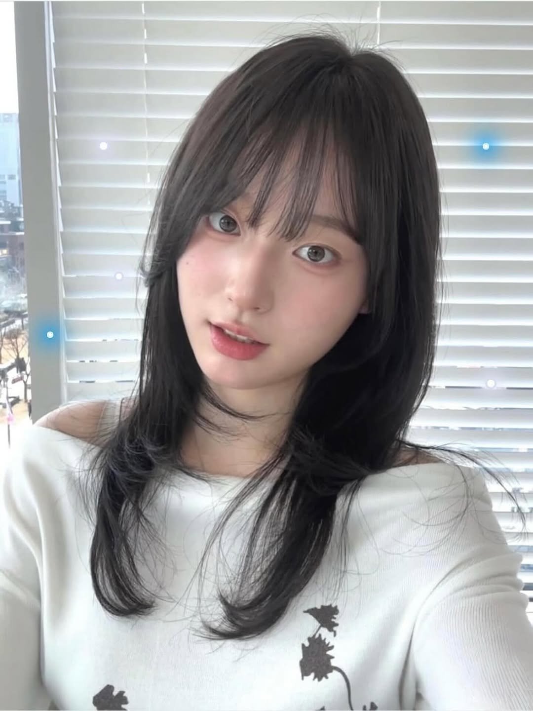 Photo by 연남동미용실 더부띠끄 윤주 |탈색없이염색 • 애쉬브라운 • 매트브라운| in 연트럴파크. May be a selfie of one or more people, bangs, top and text.