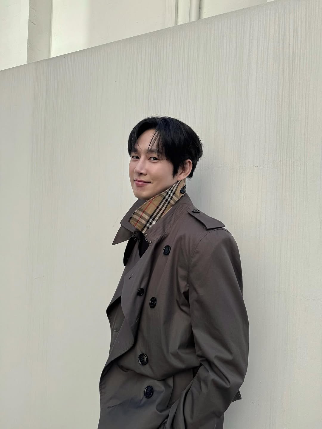 Photo shared by 박스아범 박성훈 on March 13, 2026 tagging @burberry. May be an image of duffle coat, overcoat, suit, raincoat and text.