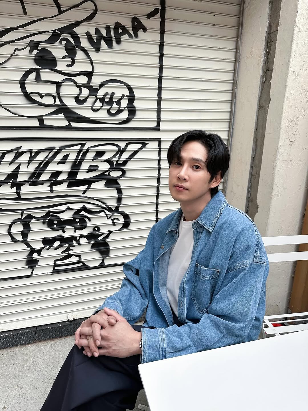 Photo by 박스아범 박성훈 on September 02, 2025. May be an image of duffle coat and bolo tie.