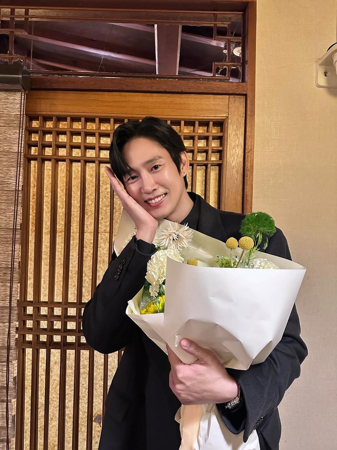 Photo by 박스아범 박성훈 on November 15, 2025. May be an image of prairie gentian, baby's-breath and text.