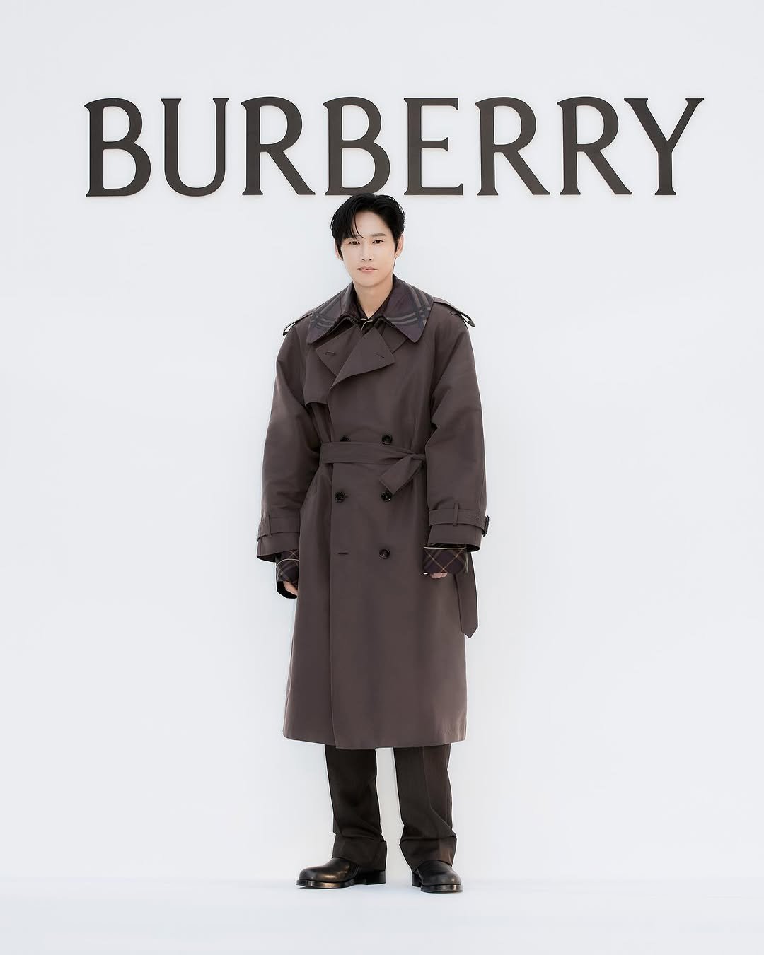 Photo shared by 박스아범 박성훈 on September 08, 2025 tagging @burberry. May be an image of duffle coat, overcoat, raincoat, parka, jacket and text that says 'BURBERRY'.