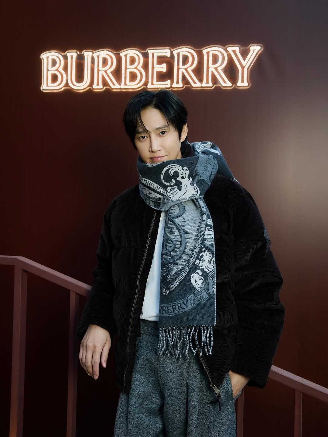 Photo shared by 박스아범 박성훈 on December 08, 2025 tagging @burberry. May be an image of duffle coat, overcoat and text.