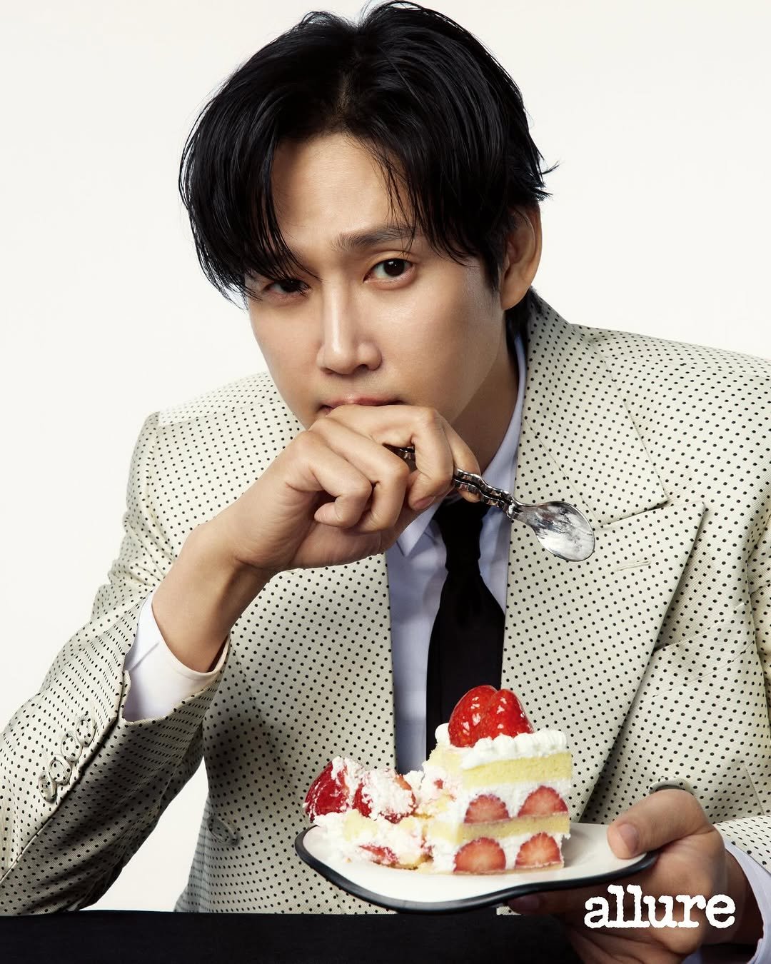 Photo by 박스아범 박성훈 on February 25, 2026. May be an image of bolo tie, magazine and text that says 'allure'.