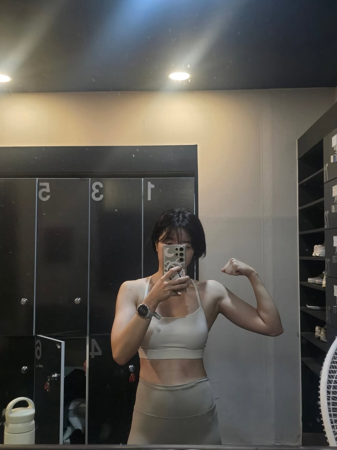 Photo by 박점형 on October 31, 2025. May be an image of one or more people, biceps, activewear and text.