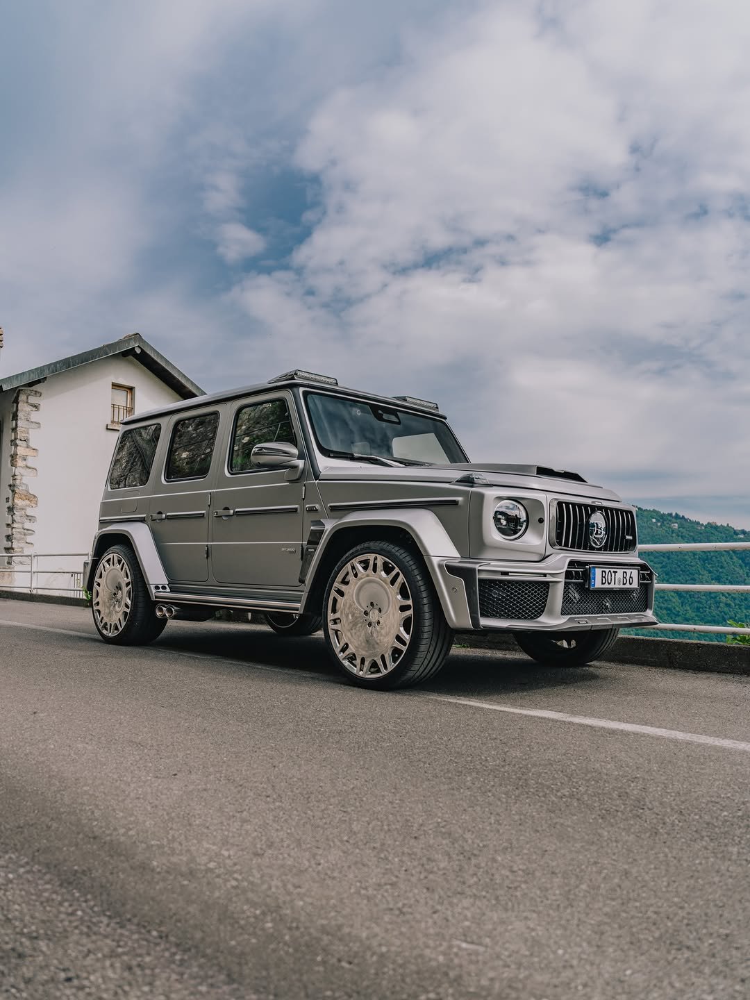 brabus 게시물 이미지: Long roads. Mountain views. Unmistakable...
