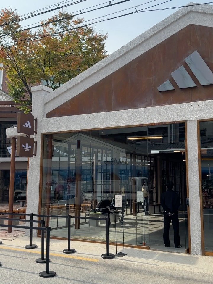 brandmakerman 게시물 이미지: 아디다스도 성수동에 카페를 차렸다.

빵에도 아디다스, 커피잔에도 3줄 무늬,...