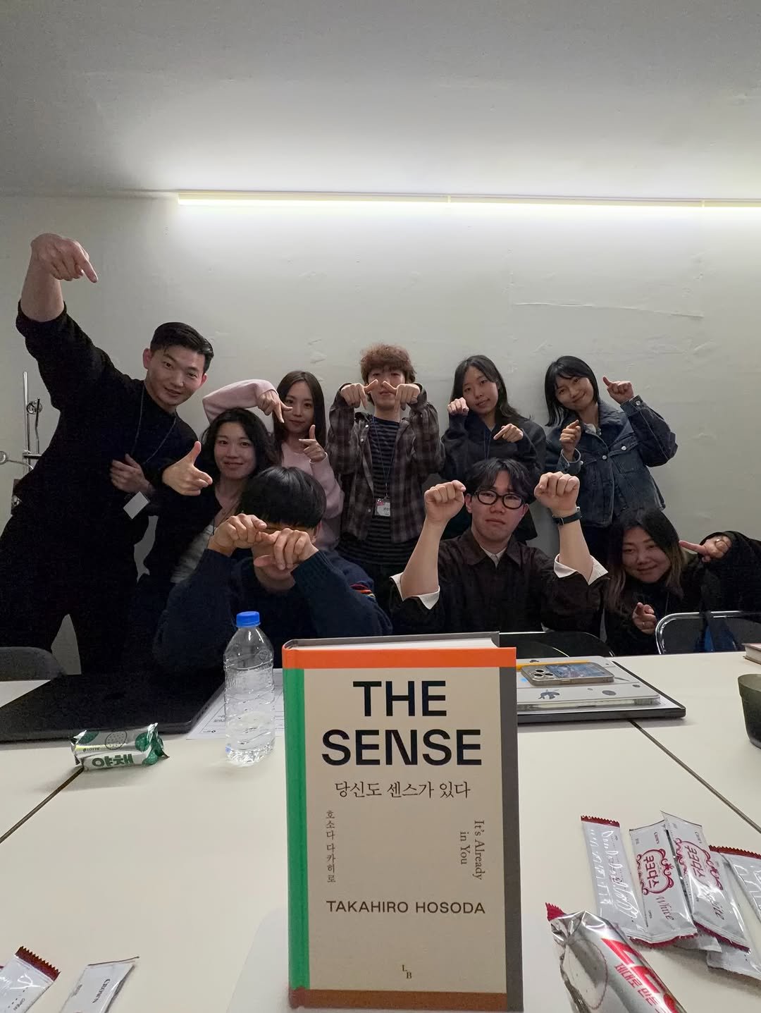 Photo shared by 브만남 (브랜드 만드는 남자) on April 10, 2026 tagging @layering.club. May be an image of one or more people, people studying, book, poster and text.