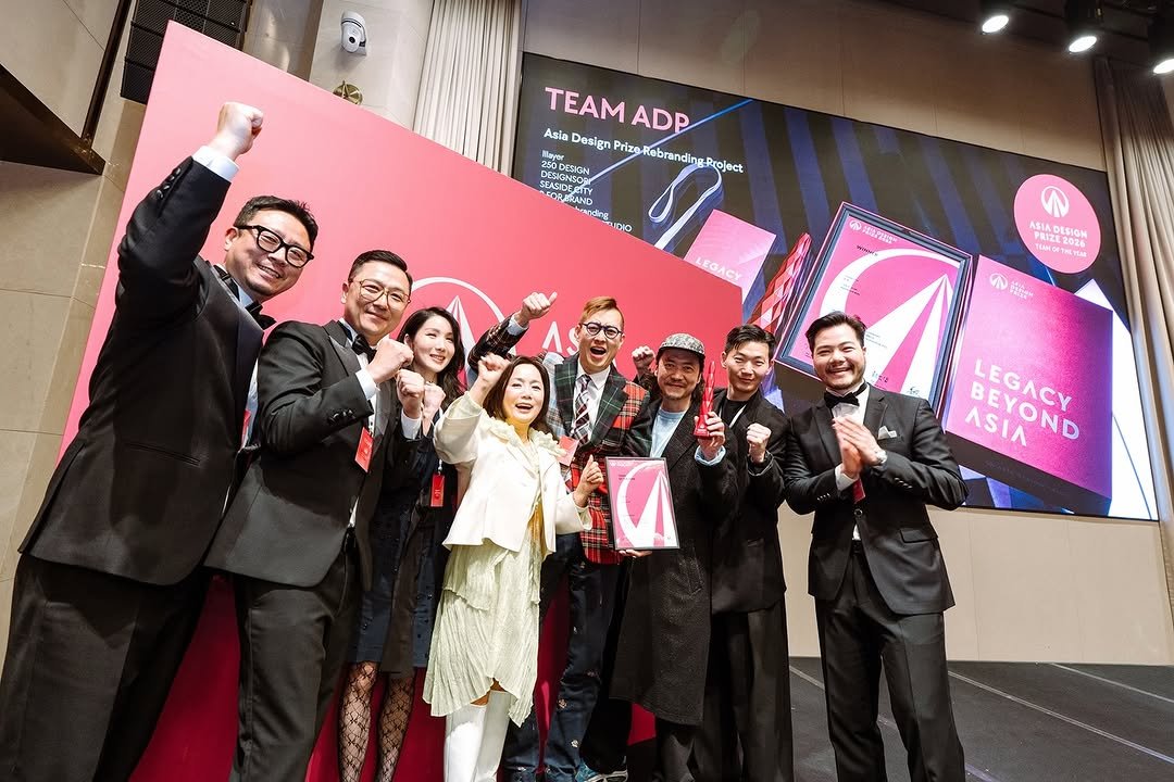 Photo shared by 브만남 (브랜드 만드는 남자) on March 21, 2026 tagging @250_design, @likenoothers, @younghagram, @asiadesignprize, @cd.yenachoi, @brandmakerman, @doyounggram, and @ockhams.branding. May be an image of one or more people, suit, newsroom and text.