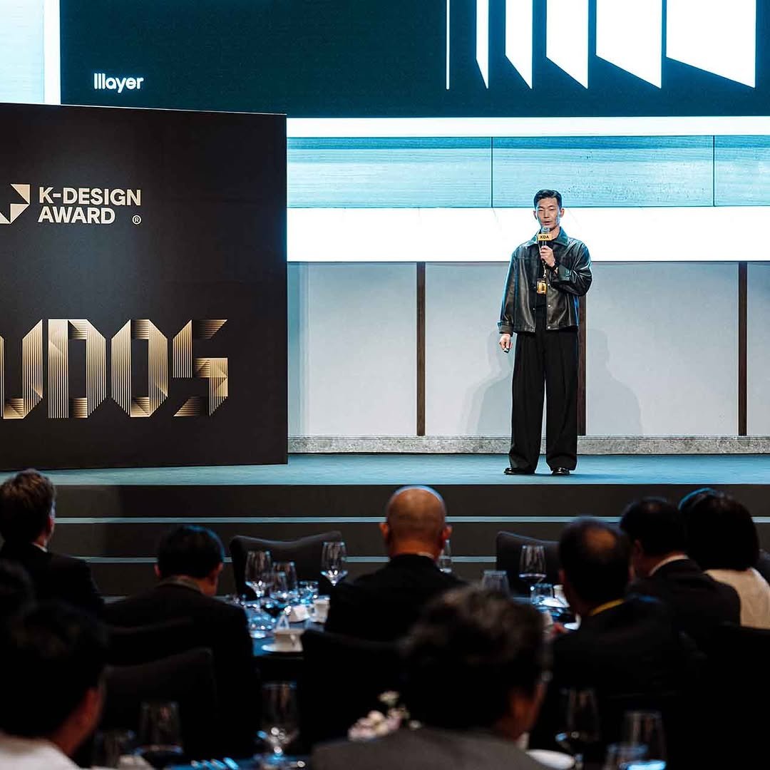 Photo shared by 브만남 (브랜드 만드는 남자) on October 19, 2025 tagging @lllayer.experience, @kdesignaward, and @brandmakerman. May be an image of lighting and text that says 'Illayer K-DESIGN AWARD R'.