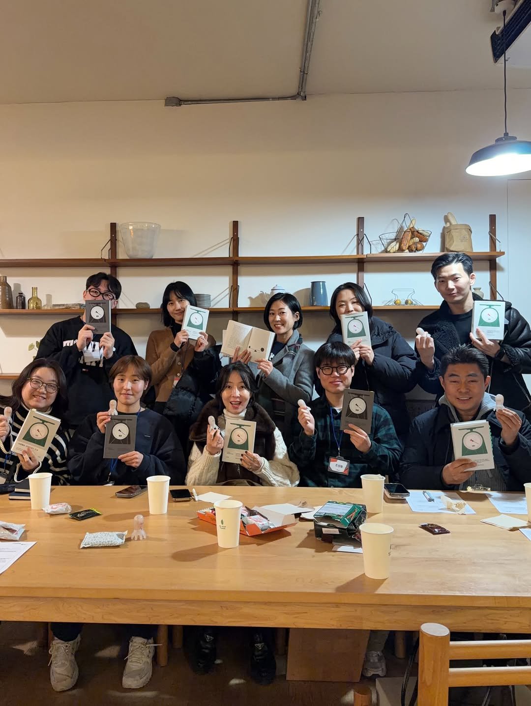 Photo shared by 브만남 (브랜드 만드는 남자) on February 01, 2026 tagging @layering.club. May be an image of studying and text.