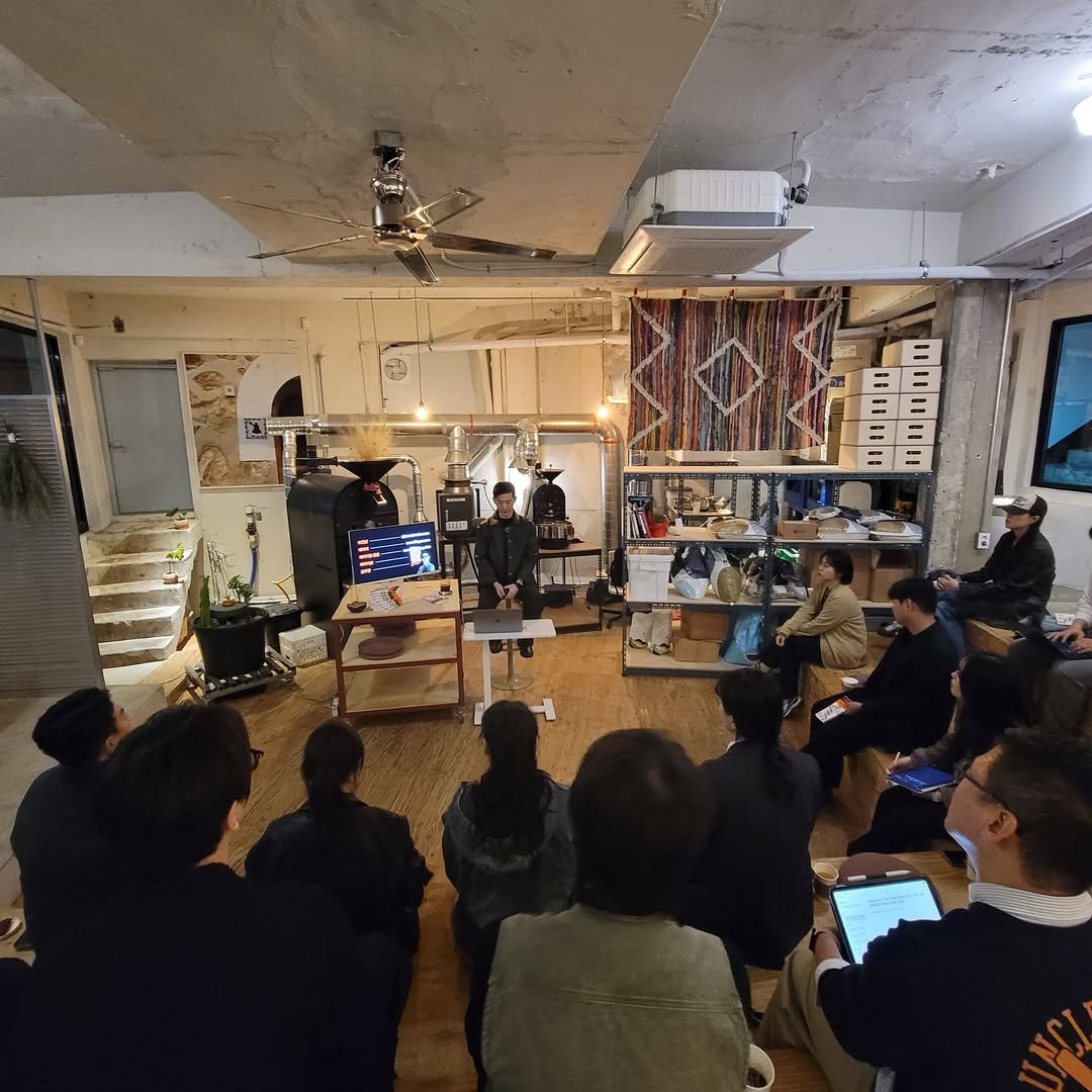 Photo shared by 브만남 (브랜드 만드는 남자) on April 07, 2026 tagging @tongueandbean. May be an image of one or more people, bureau and text.