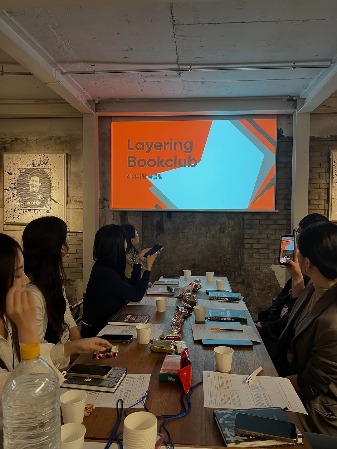 Photo shared by 브만남 (브랜드 만드는 남자) on September 28, 2025 tagging @layering.club. May be an image of ‎5 people and ‎text that says '‎Layering Bookclub 레이어링 레이어링복든럽 녹은럽 ان 83‎'‎‎.