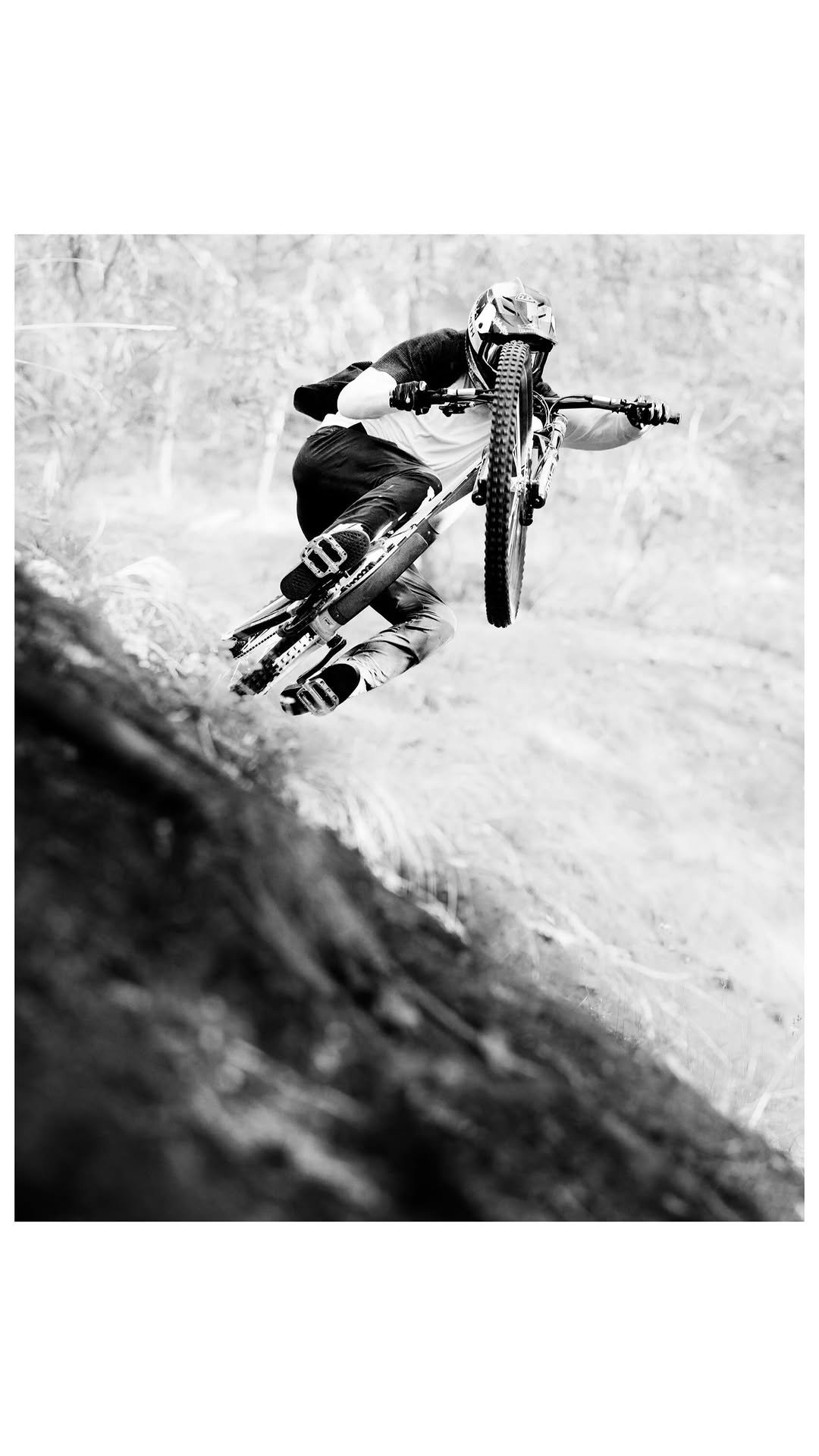 brandonsemenuk 게시물 이미지: Live now! - ‘SH!T LIGHT’ by @oclevercircle /...