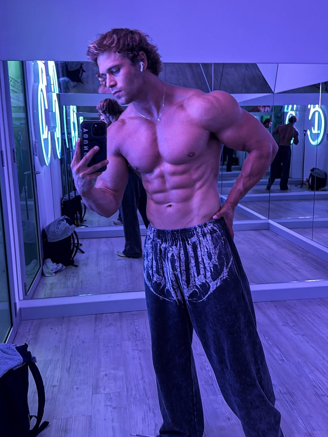 Photo by Brandon Starr on April 18, 2026. May be an image of one or more people, biceps, people bodybuilding, sportswear, sweatpants and text.