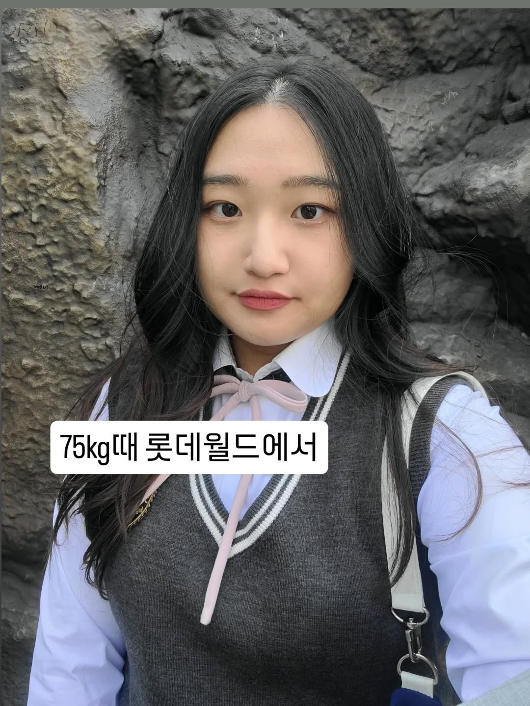 Photo by 융감하게 on February 16, 2026. May be an image of one or more people, hair, top and text that says '75kg대 롯데월드에서'.