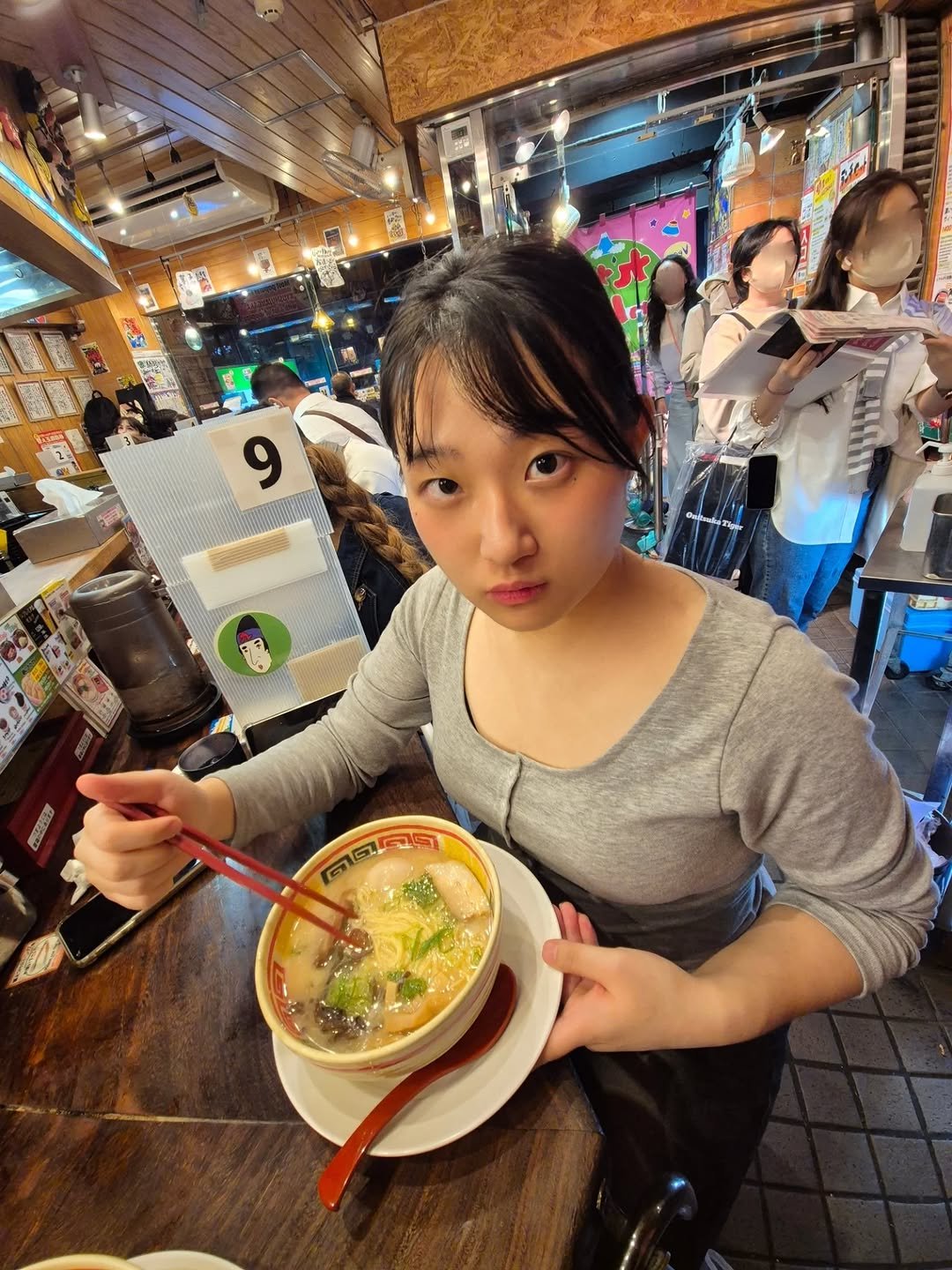 Photo by 융감하게 on October 12, 2025. May be an image of ramen, noodles, soup spoon, chopsticks and text.