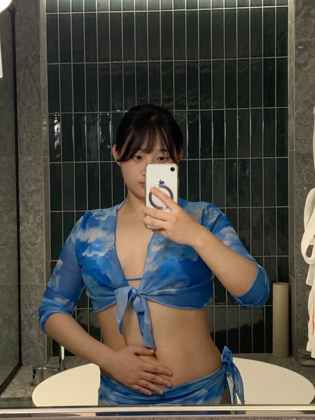 Photo by 융감하게 on August 06, 2025. May be a selfie of 1 person, bra and text.