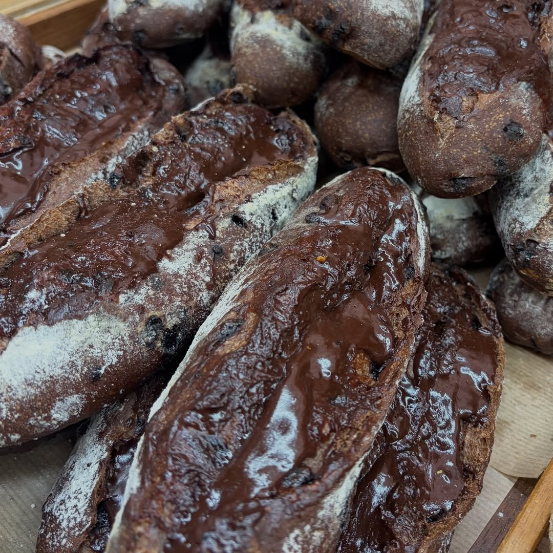 Photo by 오뜨르 베이커리(autour) in 신세계백화점 강남점 with @breadin__. May be an image of babka, rye bread, baguette, eclair and text.