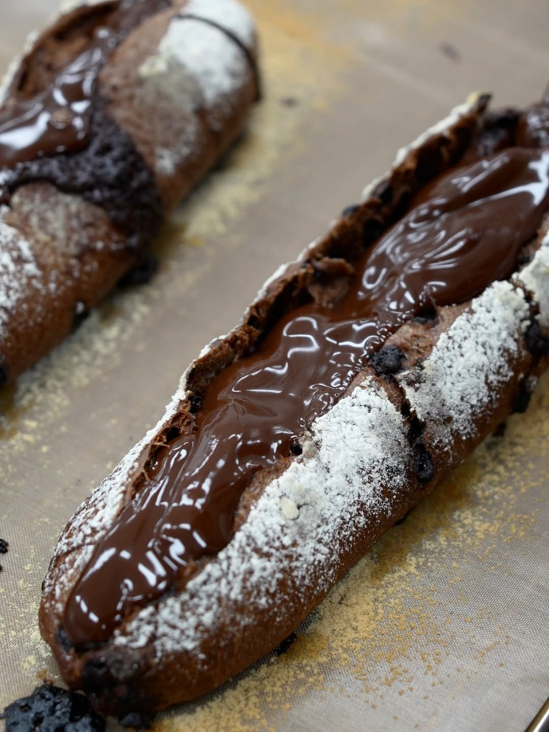 Photo by 오뜨르 베이커리(autour) in 신세계백화점 강남점 with @breadin__. May be an image of babka, cake, baguette, eclair, powdered sugar and text.