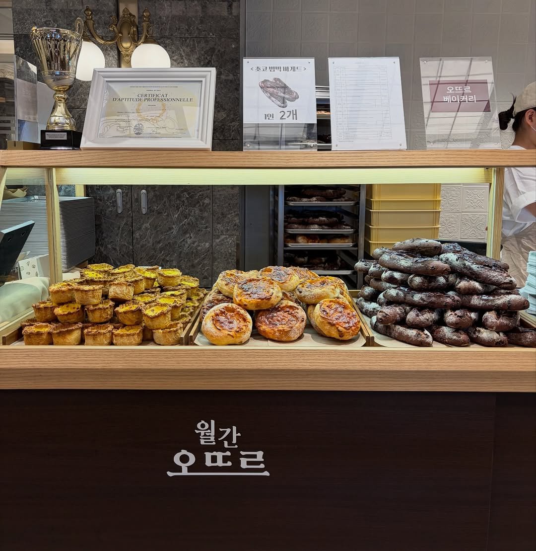 Photo by 오뜨르 베이커리(autour) in 신세계백화점 강남점 with @breadin__. May be an image of turnover, display case, bagel and text.