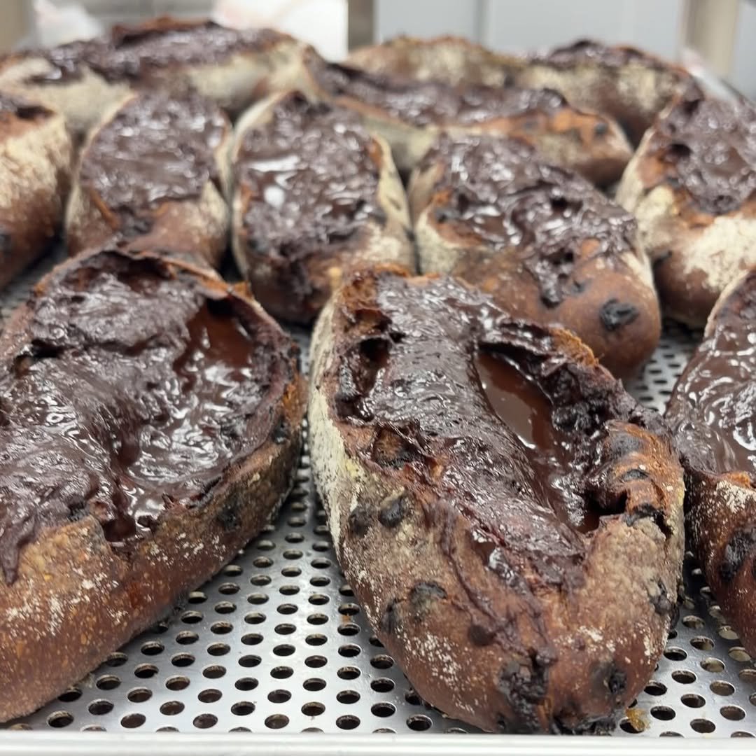 Photo shared by 오뜨르 베이커리(autour) on April 11, 2026 tagging @breadin__. May be an image of baguette, rye bread, babka, toast, raisin and text.