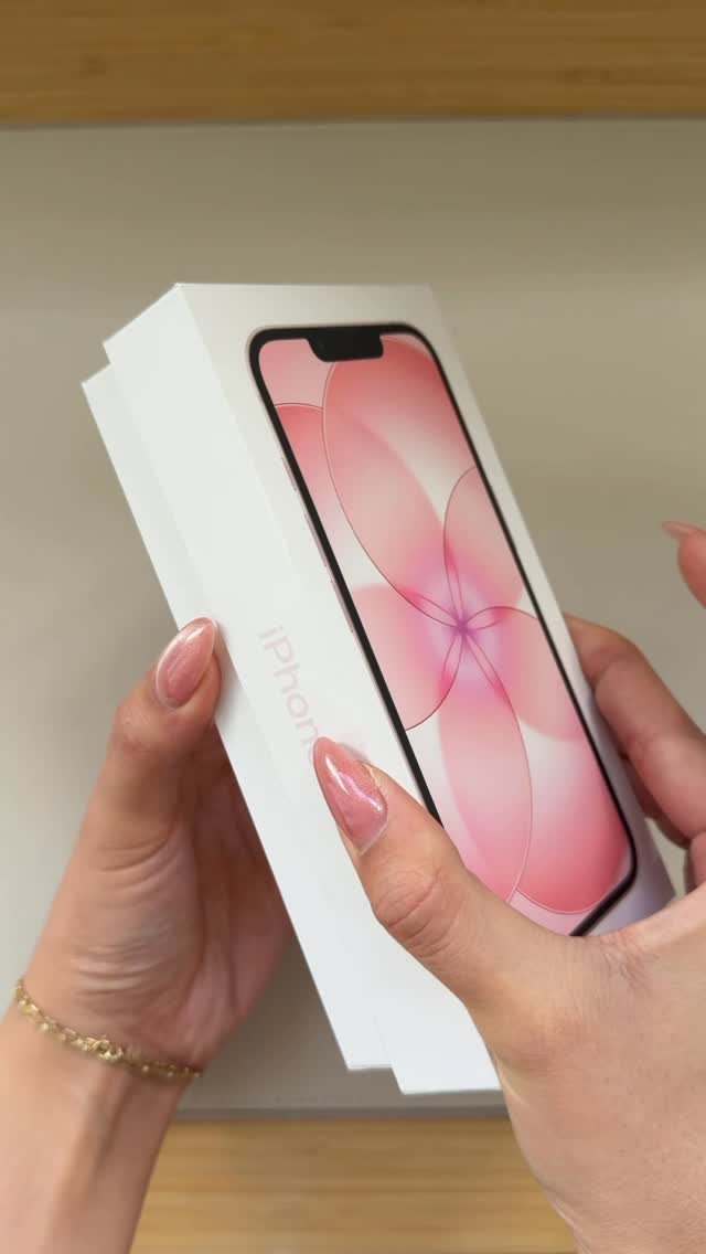 breannaquan.xo 게시물 이미지: unboxing the new iphone 17e #iphone #asmr...