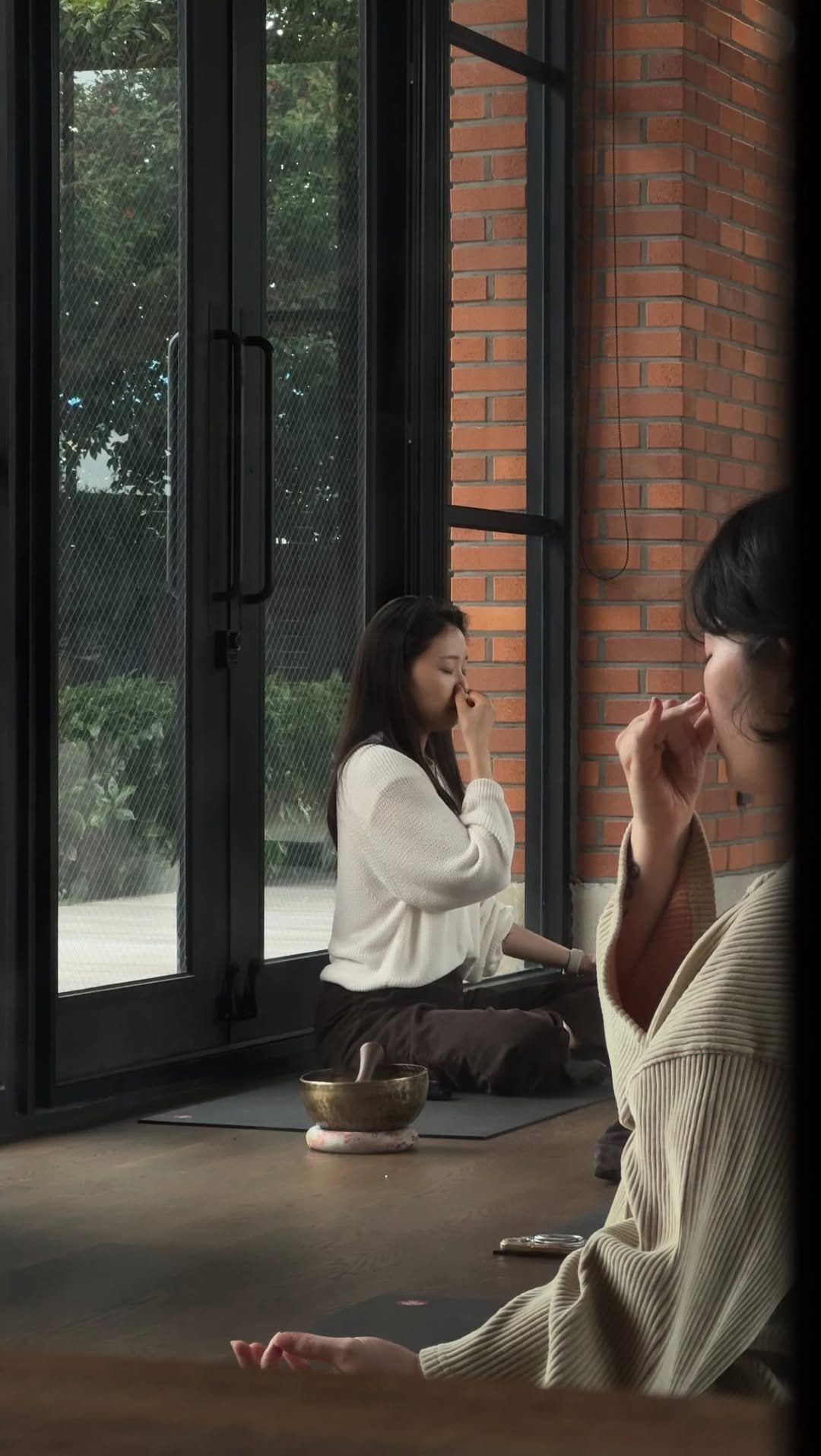 breathingwhale_ 게시물 이미지: ⠀
긴장을 툭 내려두고 새소리를 들으며 호흡을 느끼고 온전히 나를 만날 수 있는...