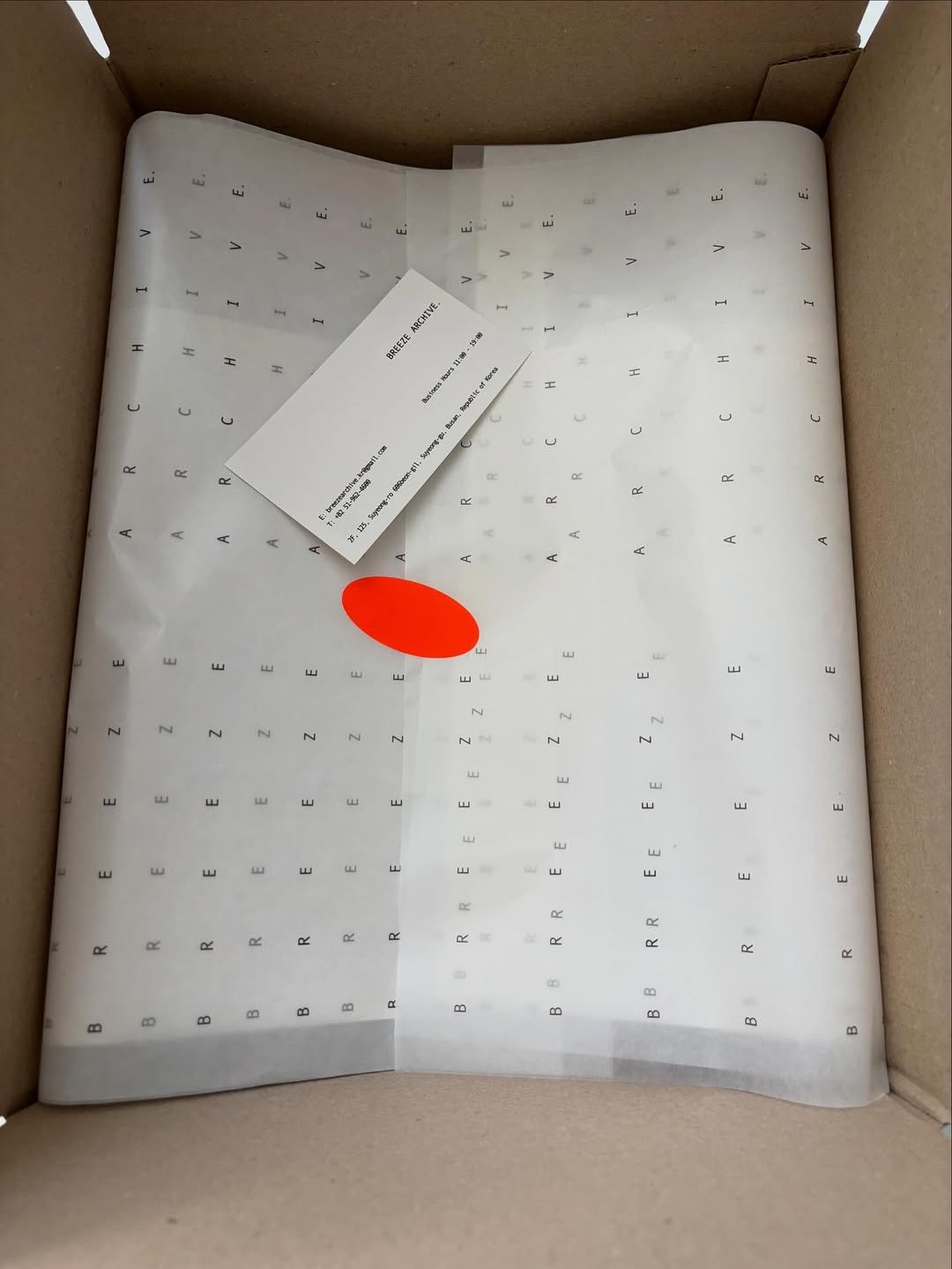 Photo by 브리즈 아카이브 on April 16, 2026. May be an image of skeet shooting, carton, pegboard, box and text.