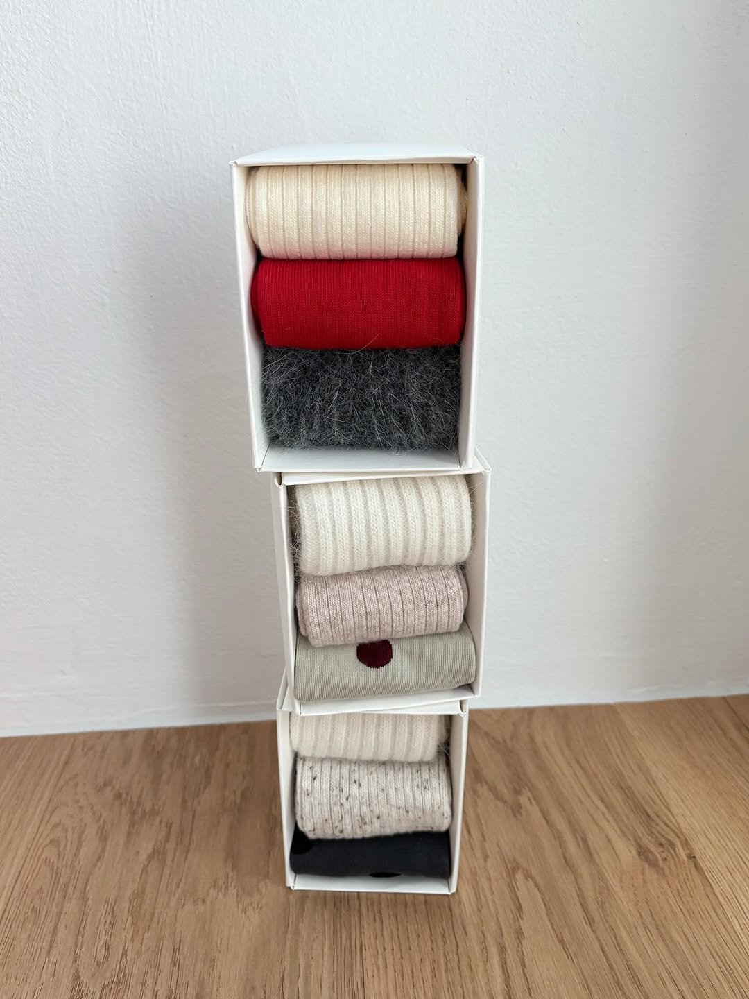 Photo by 브리즈 아카이브 on December 03, 2025. May be an image of towel rack, rack, wool and text.