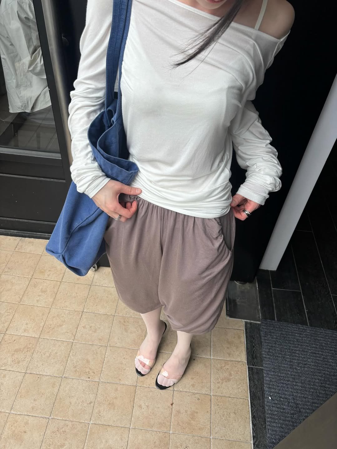 Photo by 브리즈 아카이브 on April 19, 2026. May be an image of drawstring, sweatpants, skirt, top and text.