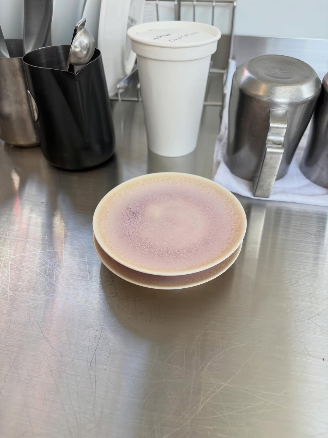 Photo by 브리즈 아카이브 on April 27, 2026. May be an image of food, kitchenware, plate and text.