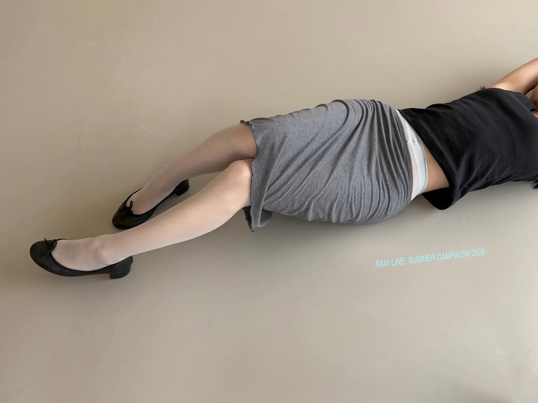 Photo by 브리즈 아카이브 on April 09, 2026. May be an image of yoga, tights and text.