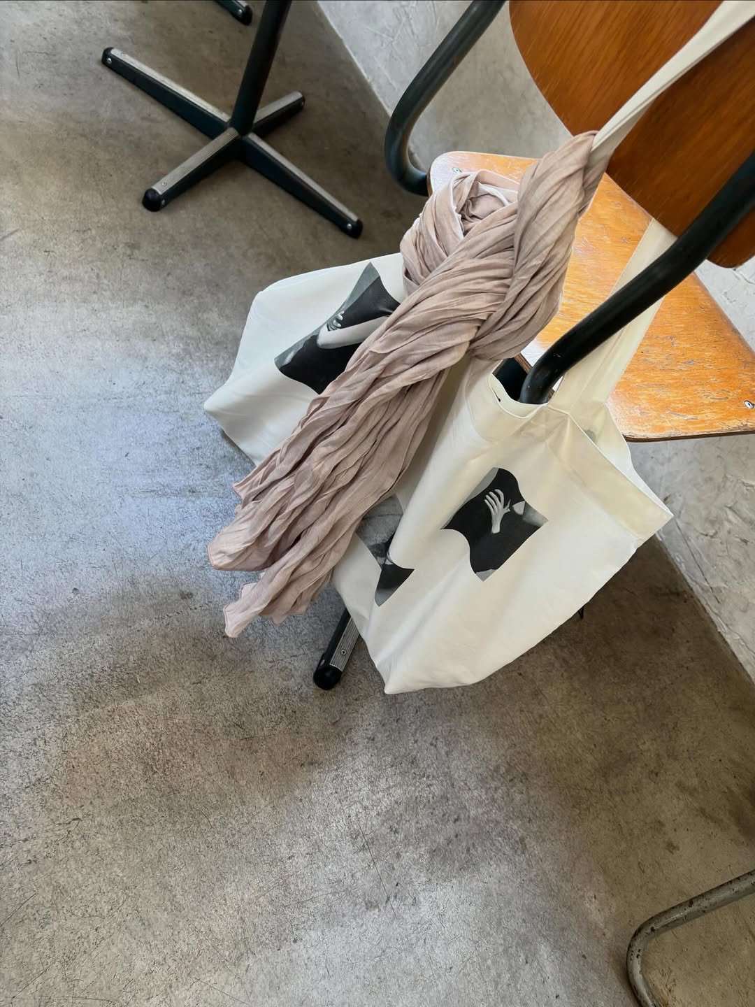 Photo by 브리즈 아카이브 on February 04, 2026. May be an image of sling, scarf, grocery bag, cornflower and text.