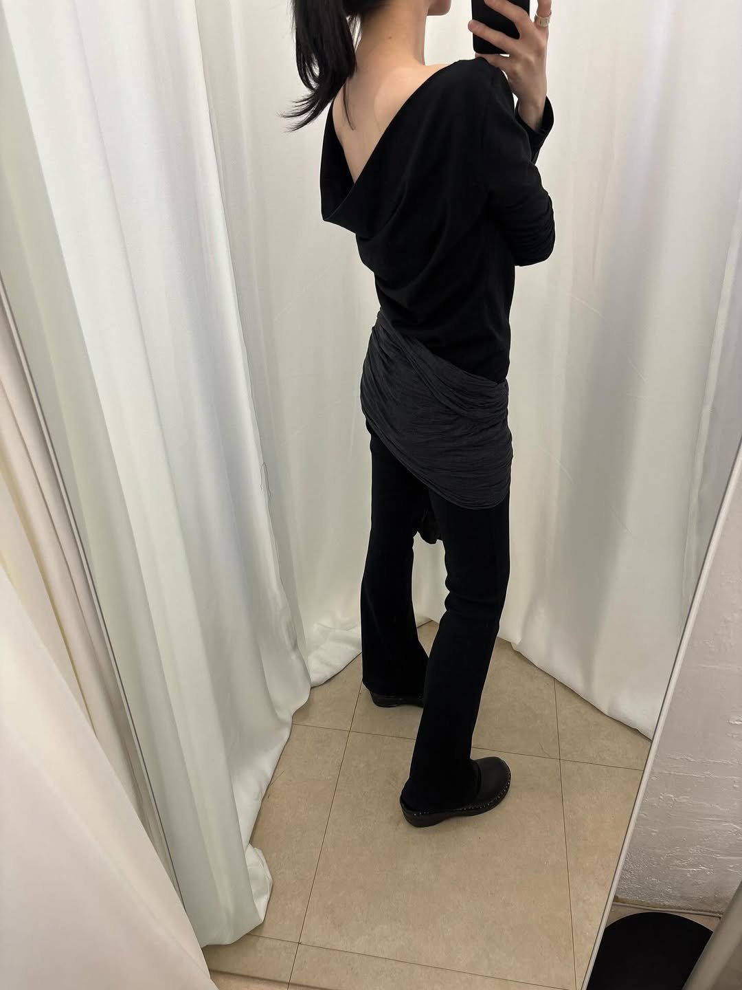 Photo by 브리즈 아카이브 on December 21, 2025. May be an image of clothes hanger, top and text.