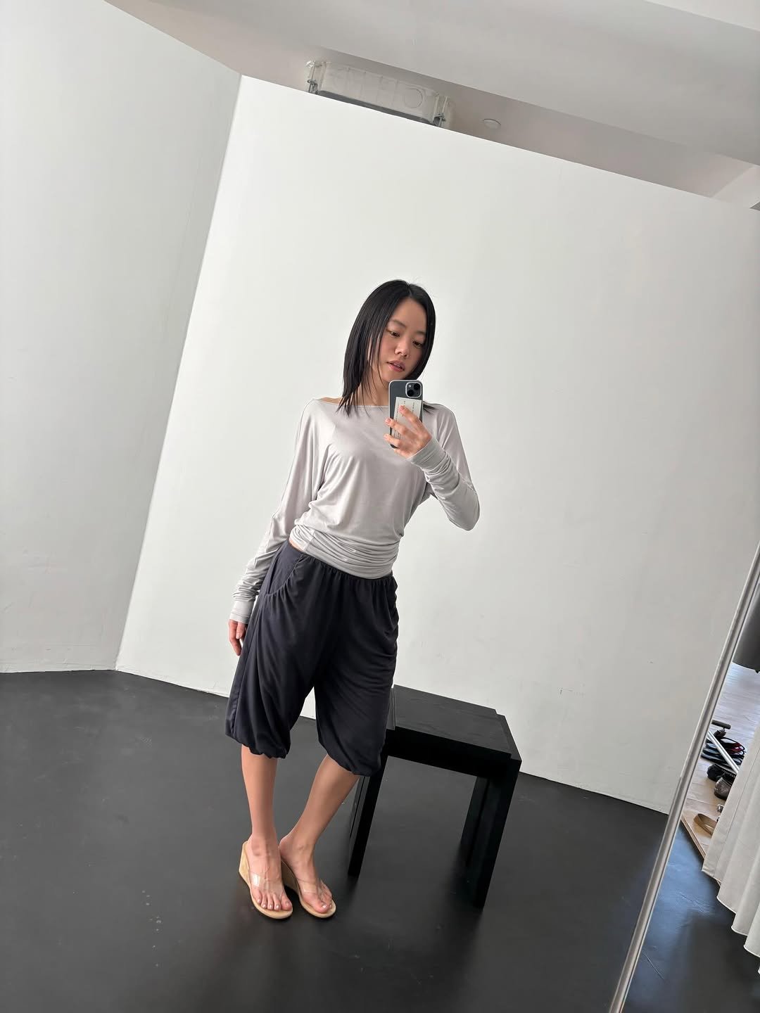 Photo by 브리즈 아카이브 on April 07, 2026. May be an image of sweatpants, skirt, top and text.