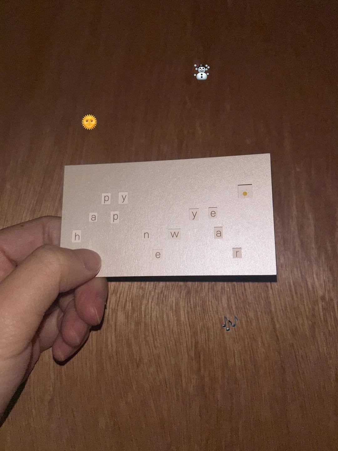 Photo by 브리즈 아카이브 on December 31, 2025. May be an image of tinfoil and text.