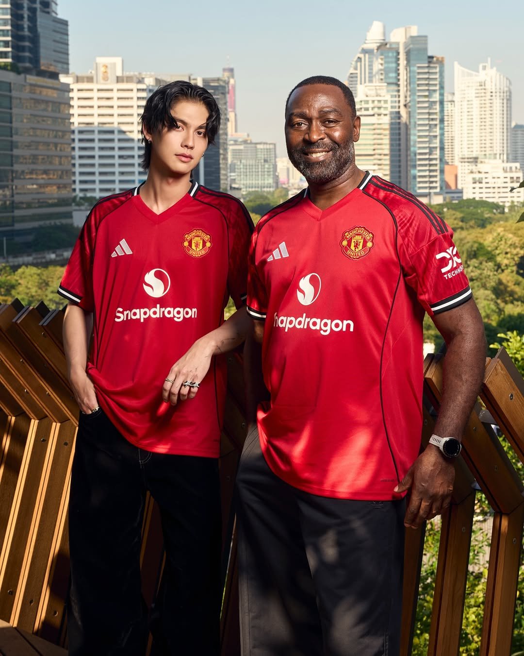 Photo shared by BRIGHT on December 15, 2025 tagging @manutd, @andycole09, and @adidasthailand. May be an image of one or more people, people playing football, people playing soccer, sportswear, stadium and text that says '0 Snapdragon TECHS apdragon'.