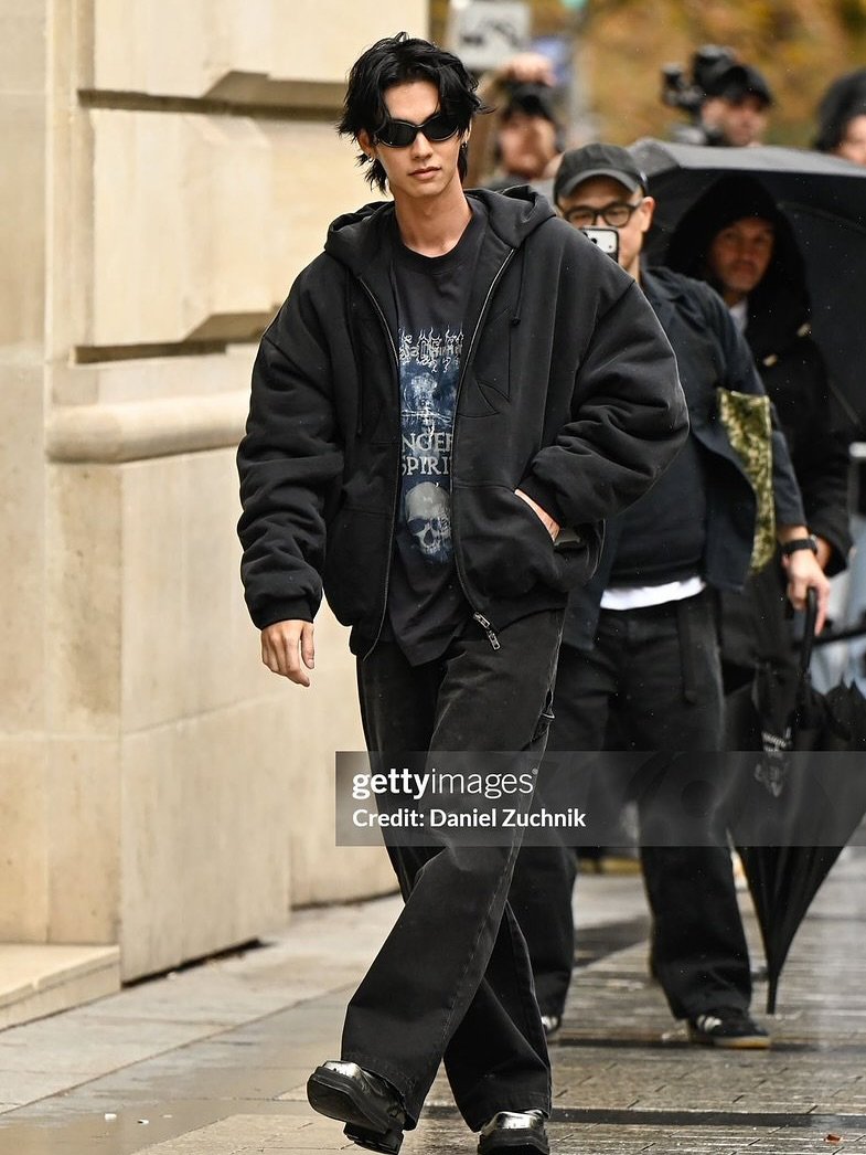 Photo shared by BRIGHT on October 04, 2025 tagging @vetements_official. May be an image of 4 people, overcoat and text that says 'm ICEF PIR gettyimages® Credit: Credit:DanielZuchnik Daniel Zuchnik'.