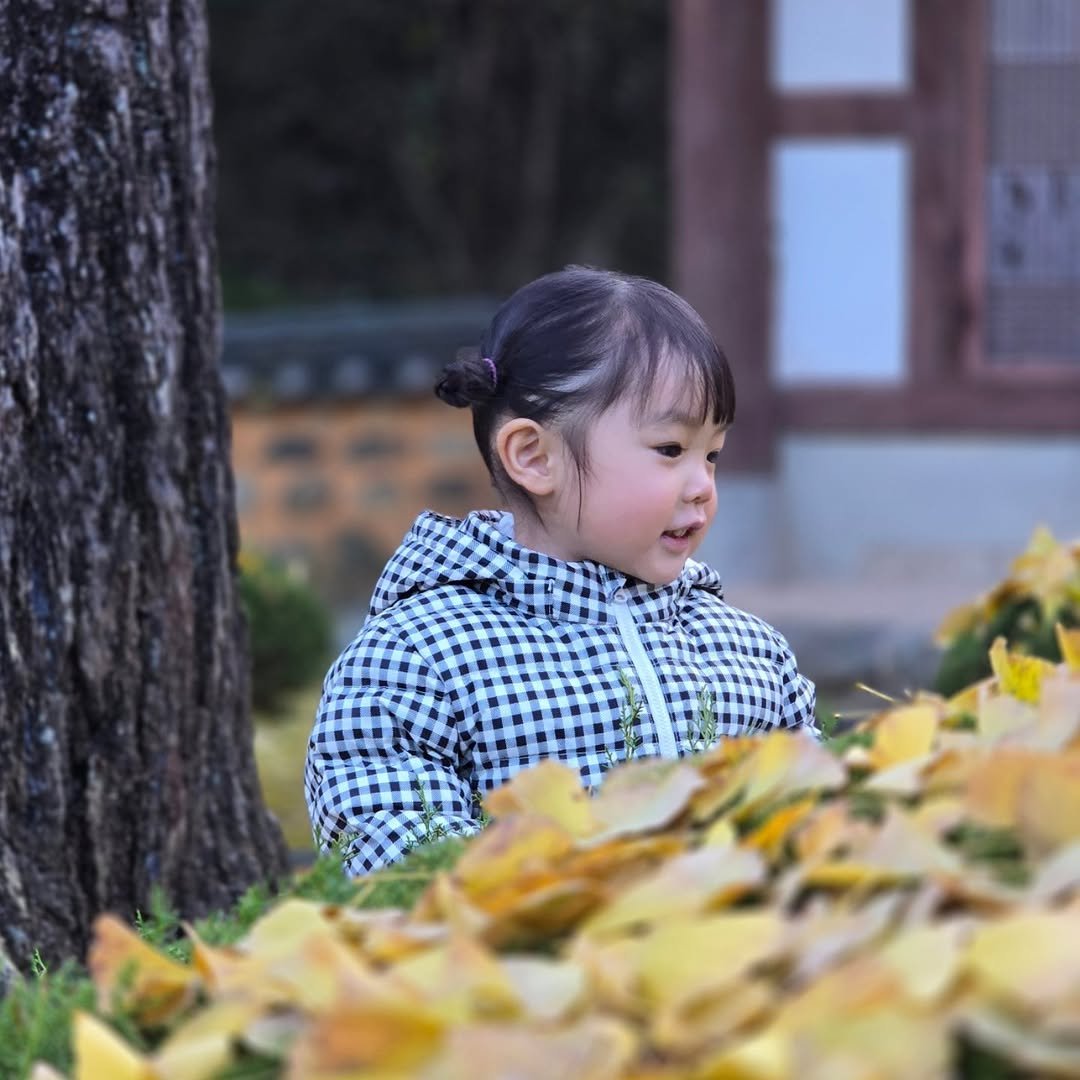 Photo by 루나 on December 24, 2025. May be an image of child, duffle coat, outdoors and text.