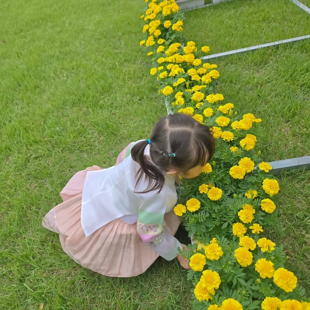 bright_lunaaaa 게시물 이미지: ෆ

연휴 끝난 기념으로 한복사진 .ᐟ.ᐟ
한복이 벌써 작아지다니
언제 이렇게 큰 거야 ⑉ᰔᩚ