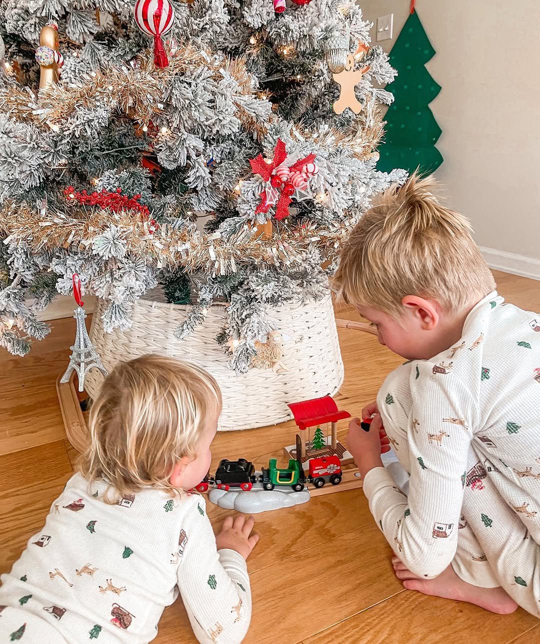 brioplay 게시물 이미지: Toot toot. Round and round the Christmas tree...
