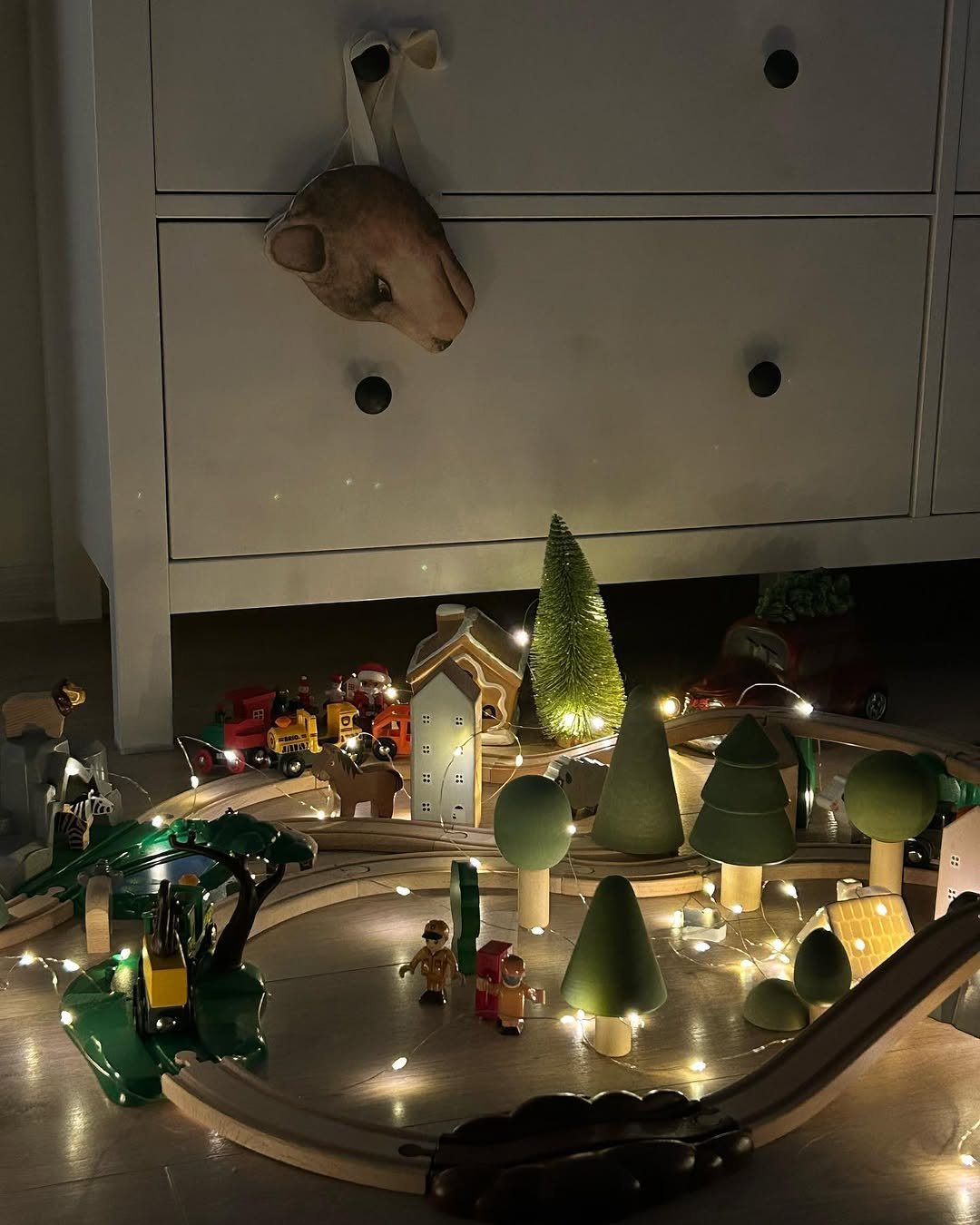 brioplay 게시물 이미지: Christmas tip 🎄🎁✨: Fairy lights can transform...
