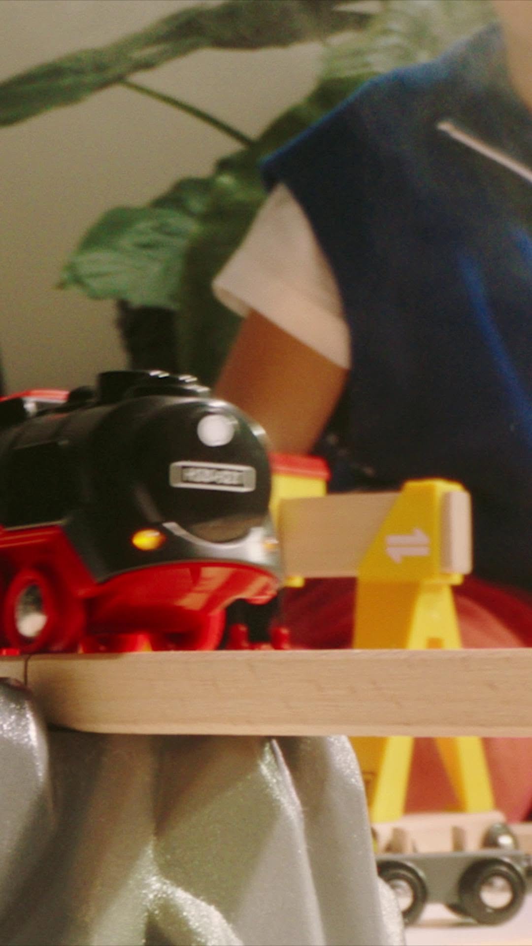 brioplay 게시물 이미지: 💨🚂 Full steam ahead! The Battery-Operated...
