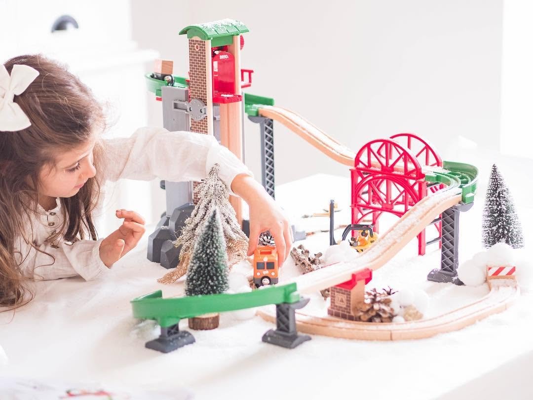 brioplay 게시물 이미지: We ❤️ this amazing Christmas scene that...