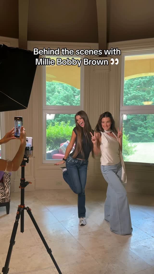 brookemonk 게시물 이미지: @milliebobbybrown learned this dance for me in...