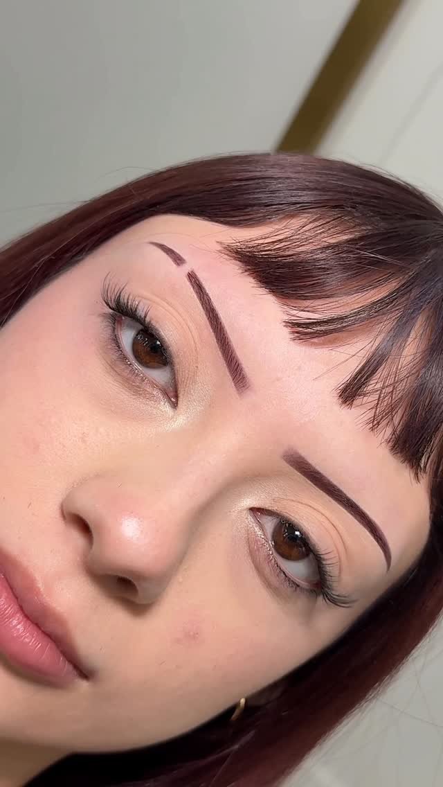 browsbyzulema 게시물 이미지: A thin 2000’s brow & a brow slit? SIGN ME UP...
